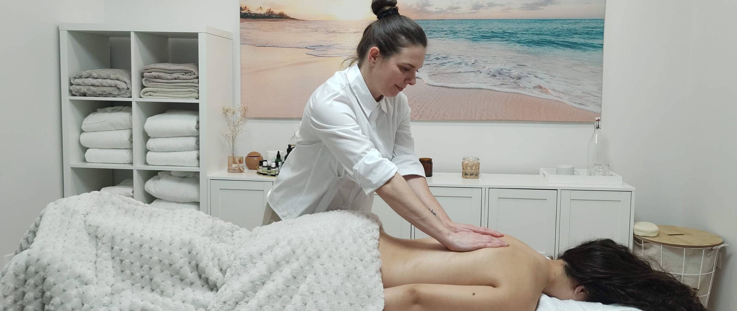 Ambiente sereno e relaxante de massoterapia com Raquel Seifert