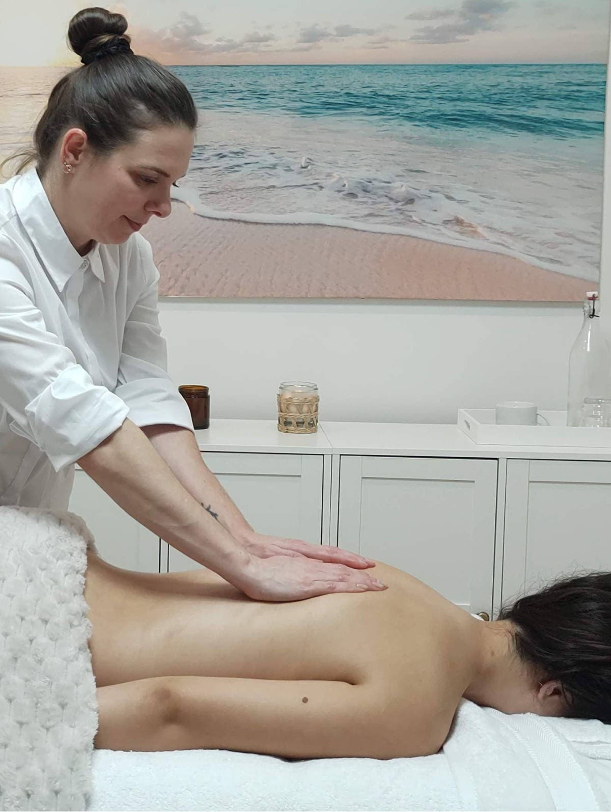 Ambiente sereno e acolhedor de massagem